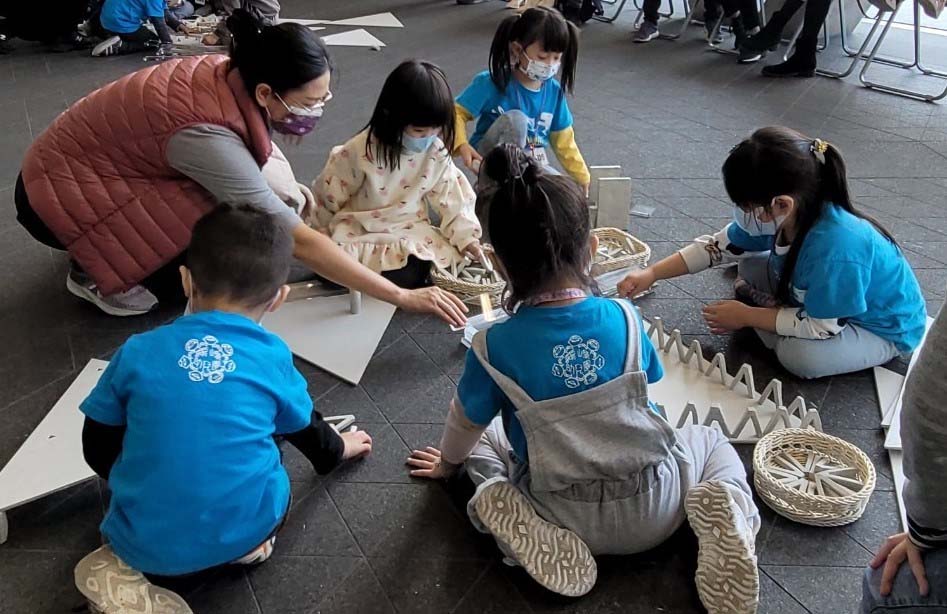 幼教系老師陳麗媜引導幼兒,使用計畫教學團隊自製的積木搭建美術館