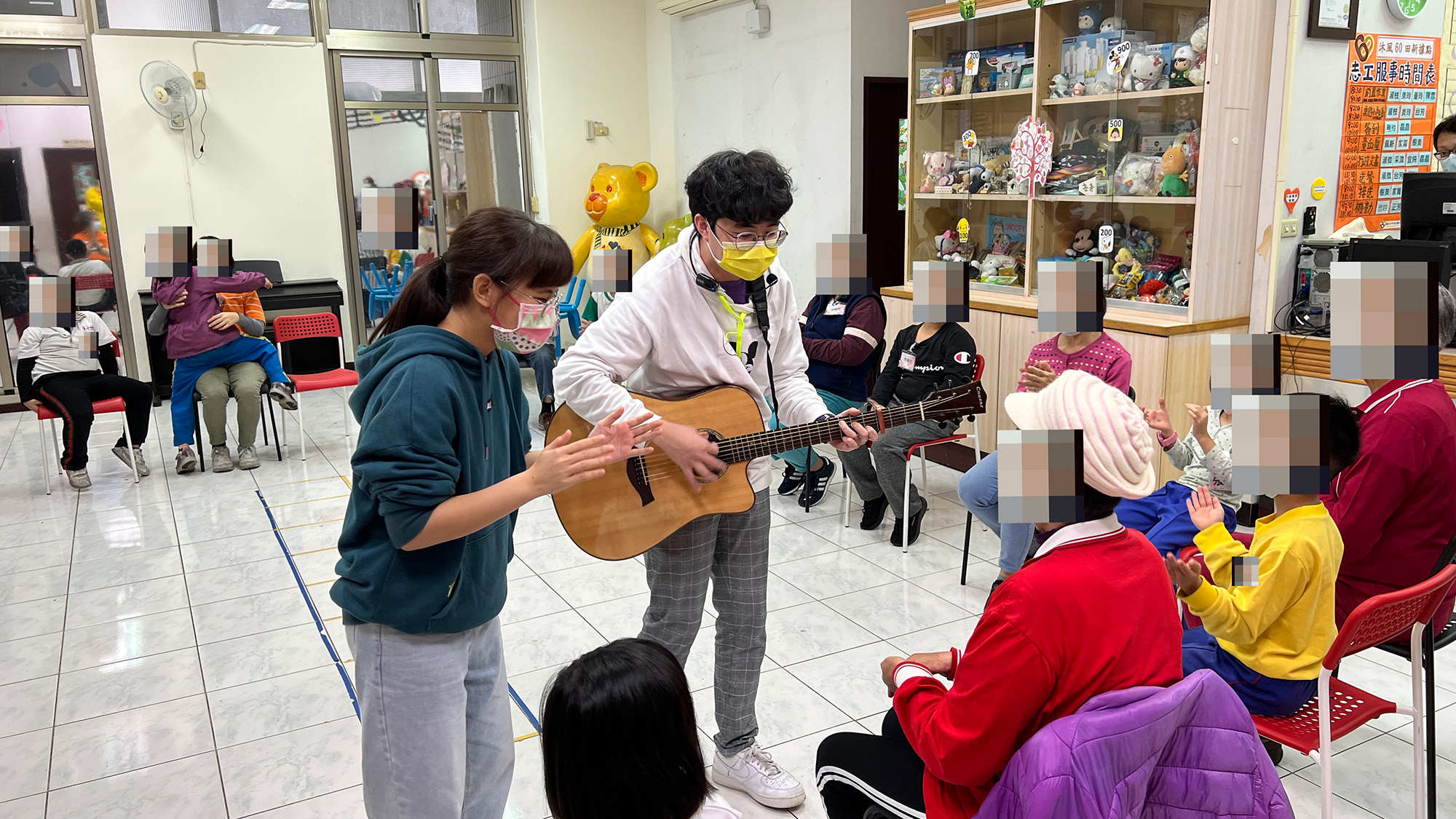 參加音樂治療工作坊進階班學生,至沐風關懷協會以音樂治療活動介入老幼共學族群