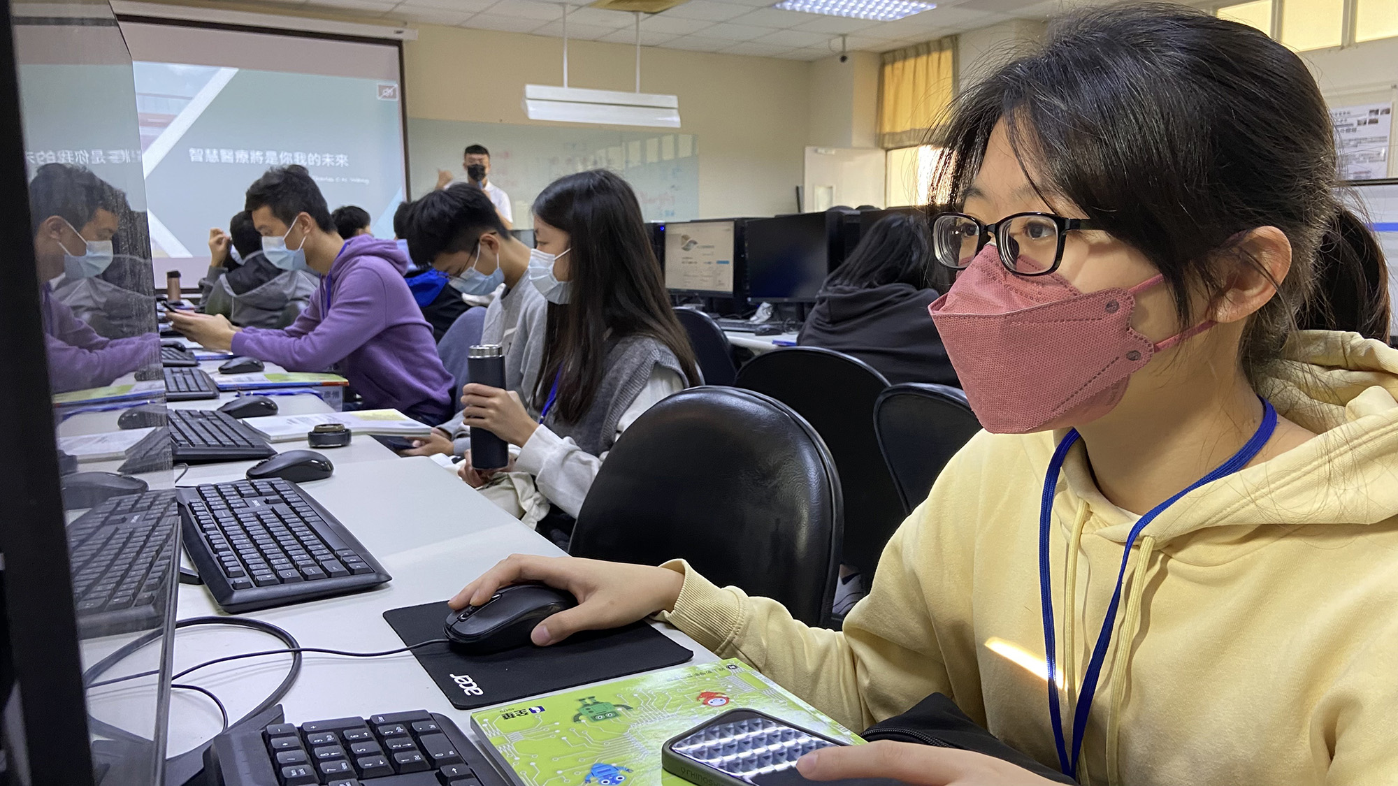 高雄女中高二洪姓同學表示,未來想報考資工科系,希望這次營隊能有很多收穫