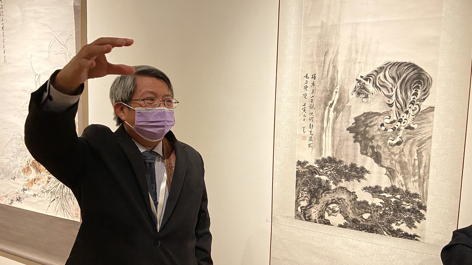 亞大現代美術館館長潘襎,解說溥心畬的「松虎」畫作