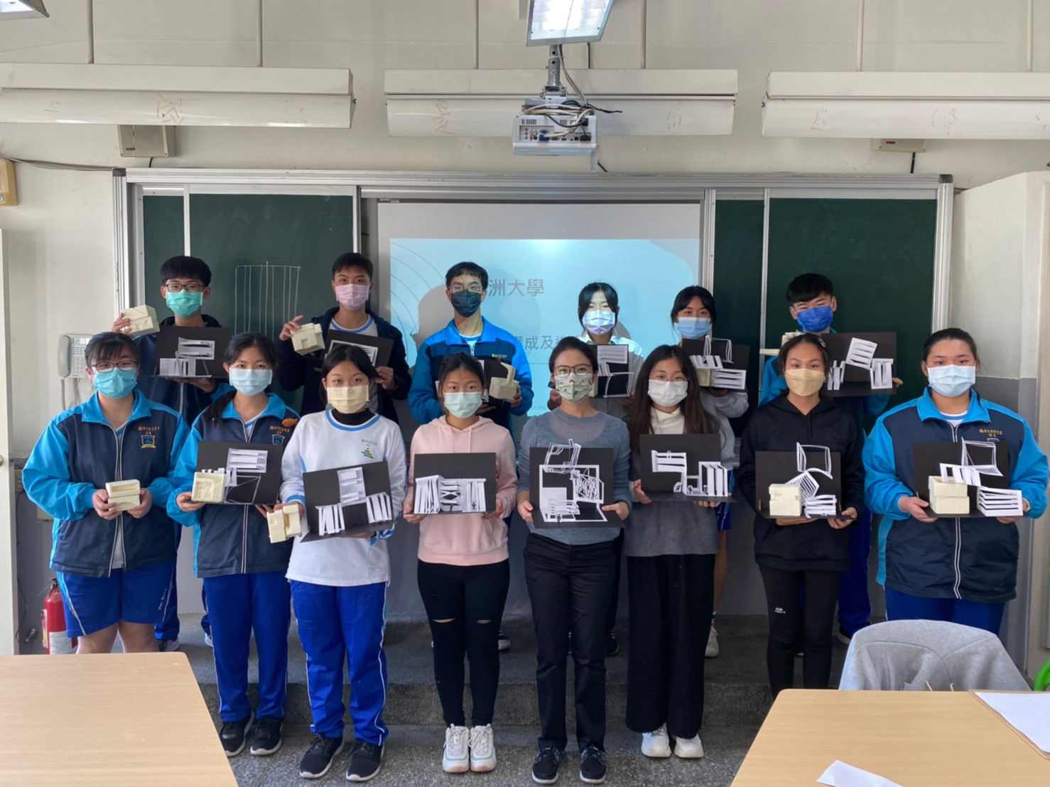 室設系老師詹鎔瑄(右四),與參加工作坊的西苑高中學生合影