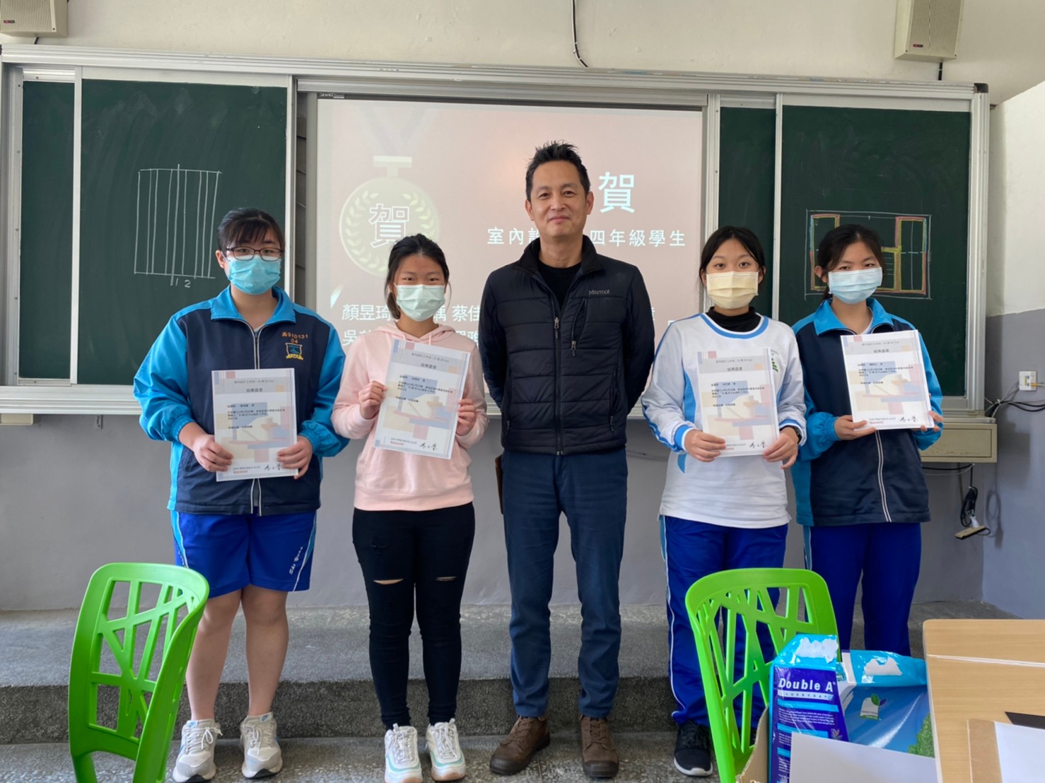 創意設計學院院長李元榮(右三),頒發結業證書給參與工作坊的西苑高中學生