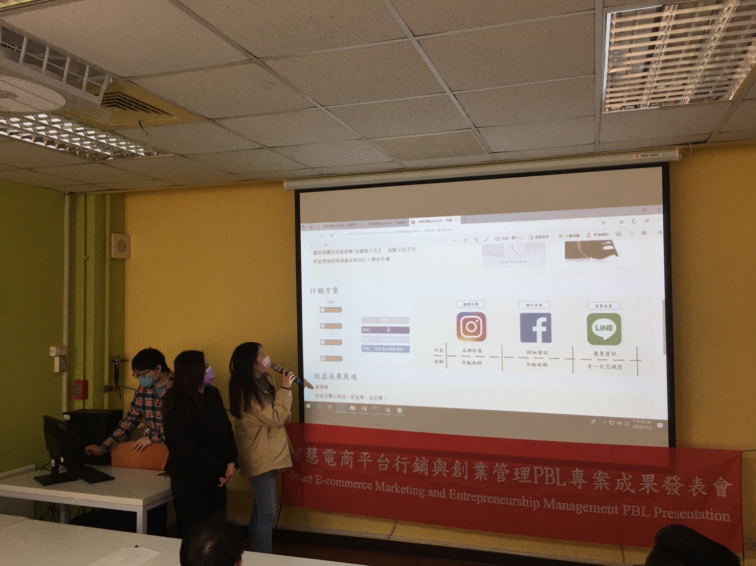 參加「智慧電商平台行銷與創業管理PBL專案」的學生,報告平台行銷與拍賣商品成果