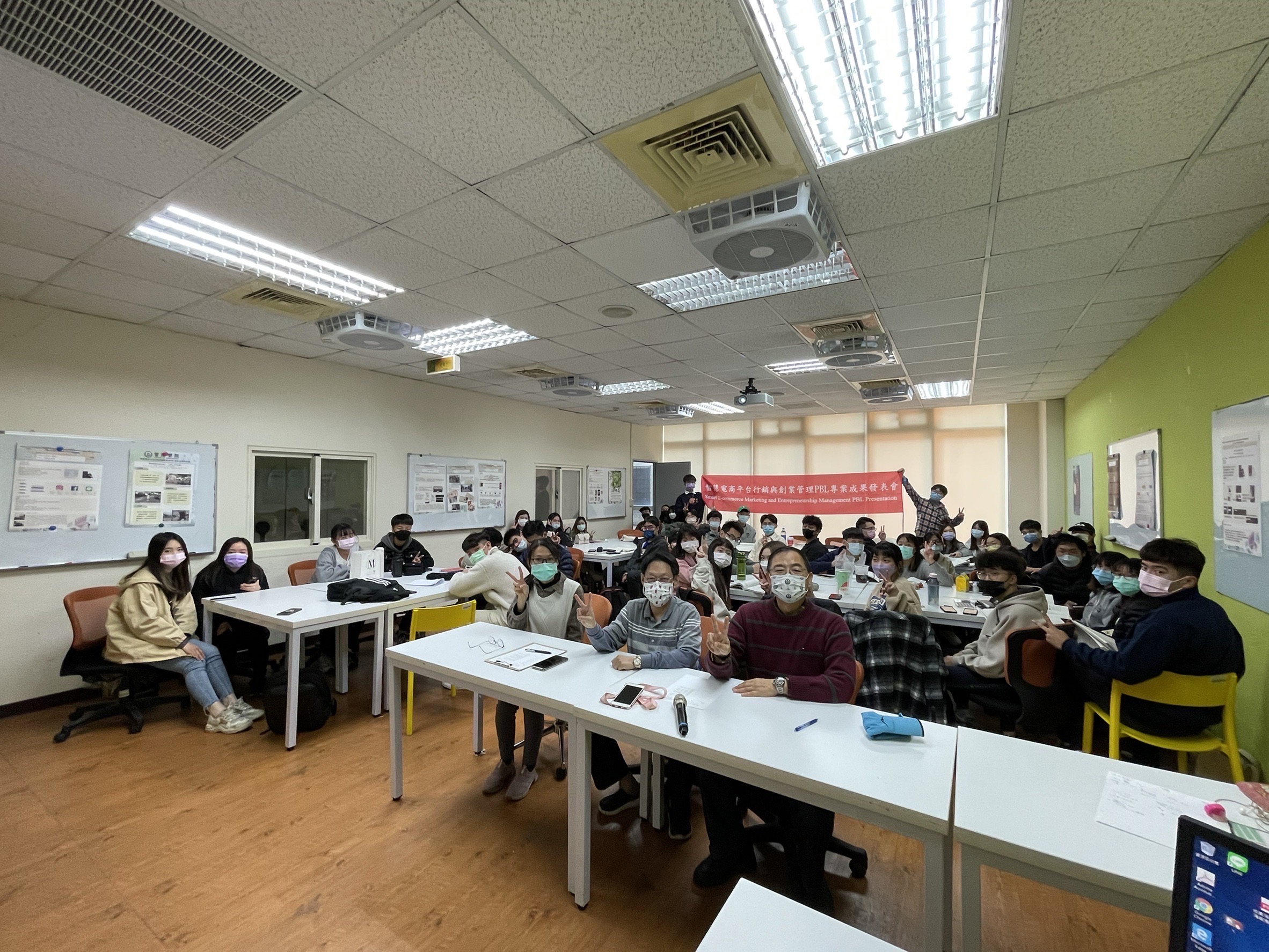 管院院長林君維(前排右起)、會資系教授胡亞平、經管系助理教授鄭琇云,與參加成果發表會同學合影
