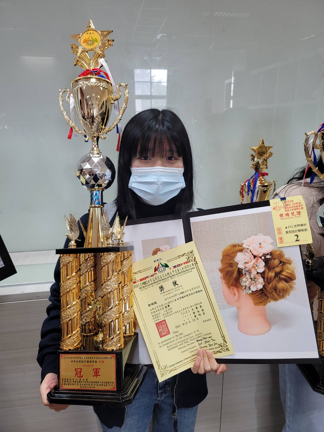 時尚系2年級郭俐瑢同學以「婚紗髮型」為題,獲得婚紗髮型設計靜態組冠軍