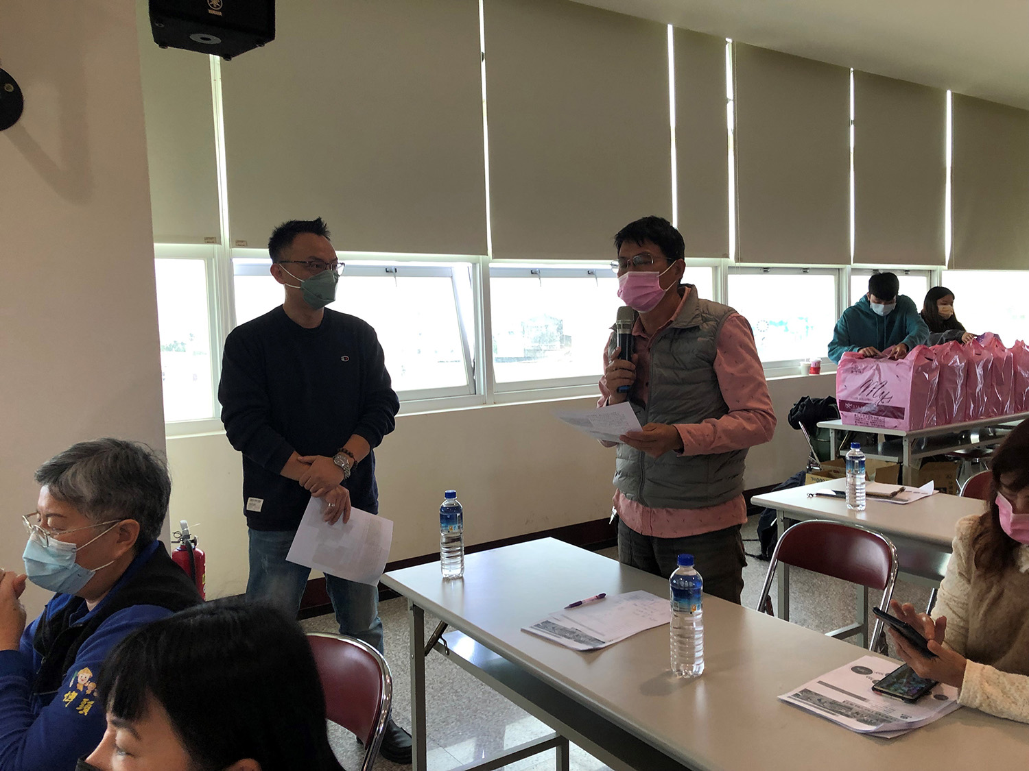 東螺溪「地方創生會議」,麥厝村村長黃厚綿(手拿麥克風者)提出各種建議