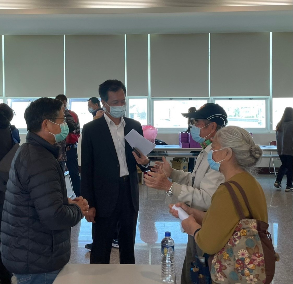 亞大林錫銓老師(左起)、彰化縣副縣長林田富、與大邱休閒農場負責人劉炳賀討論東螺溪永續農業發展地方創生計畫