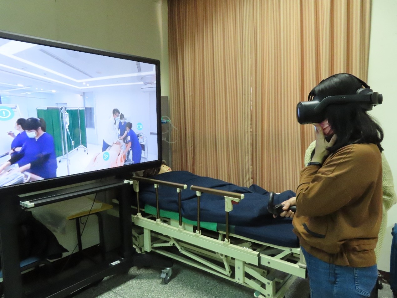 護理學院教師使用HTC VIVE一體機頭戴式顯示器,體驗緊急救護VR沉浸式學習