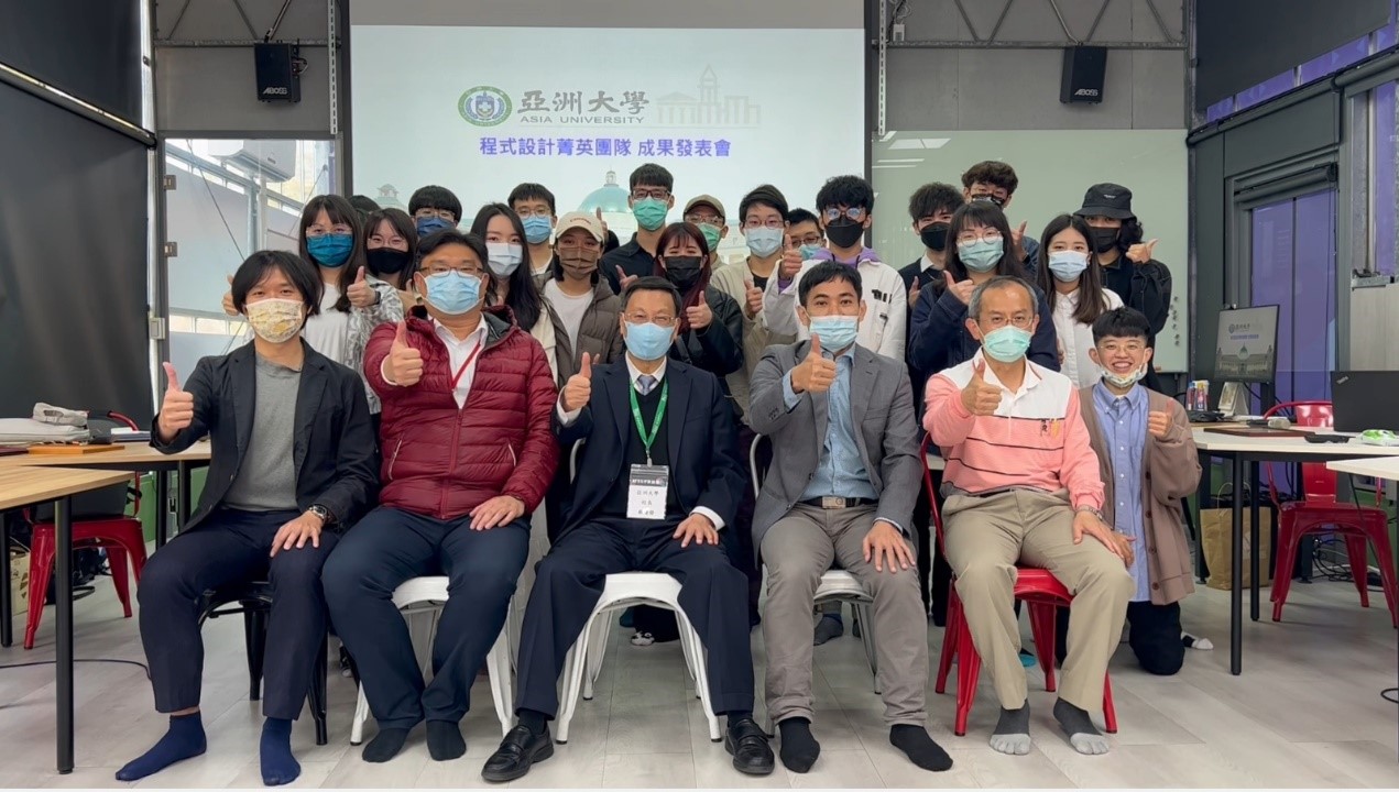 亞大校長蔡進發(前排左三)、資電學院院長許慶賢(前排右二)、資訊長陳懷恩(前排左二)、程式設計菁英團隊執行長陸清達(前排右一)、商應系助理教授陳政煥(前排左一)與獲獎參展同學合影