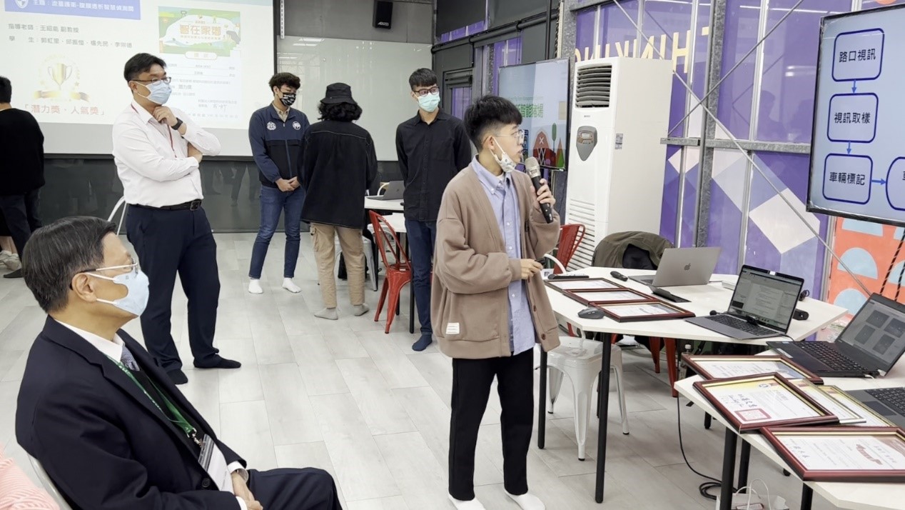 「智在交通」由陸妍諭同學(右),向蔡進發校長(左起)與資訊長陳懷恩介紹與示範