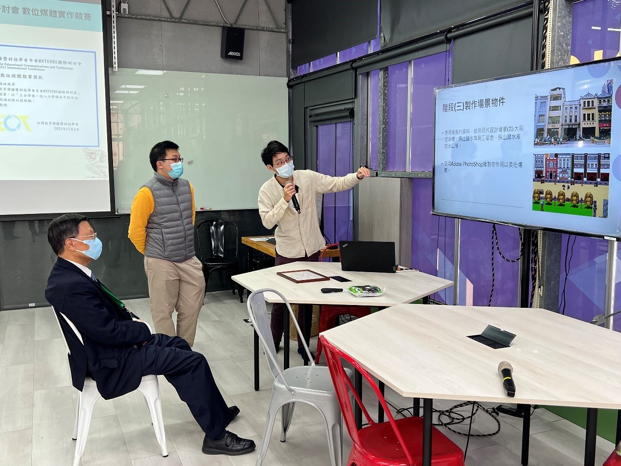 蔡進發校長(左起)聽取李後陞同學(左二)、張元豪(左三)同學,介紹與示範「上古神器—進入小學課本中的日治時代」