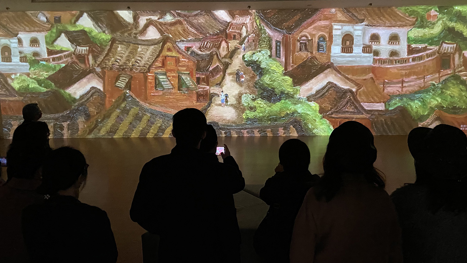 亞美館館長潘襎帶領觀展者,體會亞大創意設計學院師生運用VR科技做出的沈浸式展區,神遊「虛擬實境」的藝術世界
