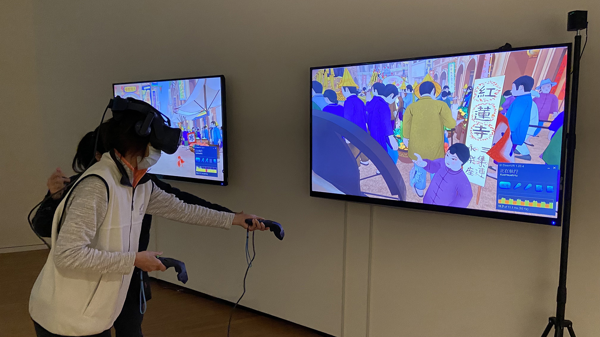參觀「望鄉三態」的民眾戴上VR頭盔,手持VR搖桿,走入郭雪湖的畫中世界,體驗1930年代大稻埕繁榮的「藝術元宇宙」
