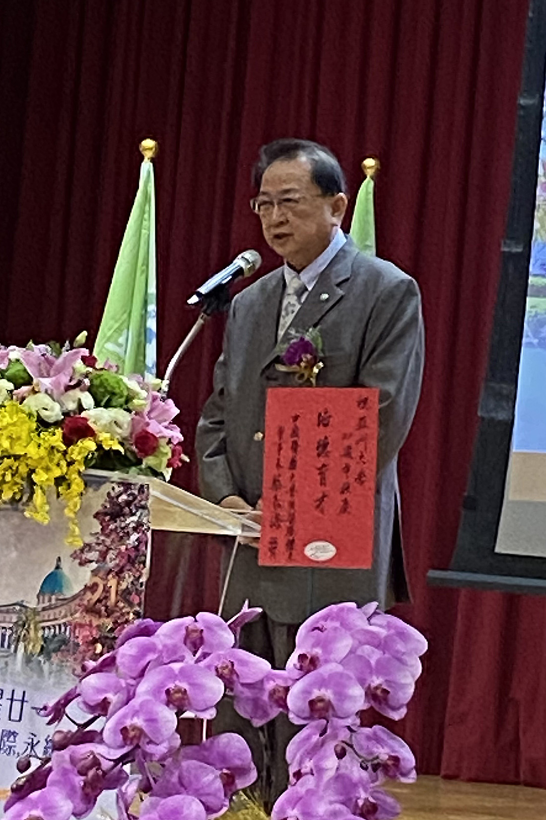 新民高中校長薛光豐說,亞大果然是設計名校,會繼續向學生推薦到亞大就讀