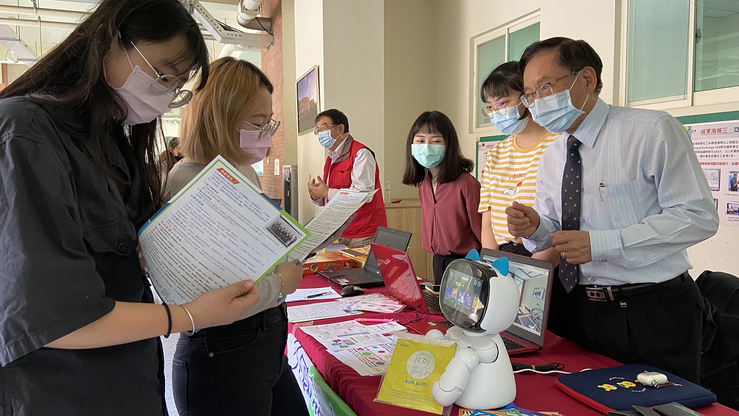 人社學院長陳英輝(右),向參訪學生介紹國際化的「全球318計畫」