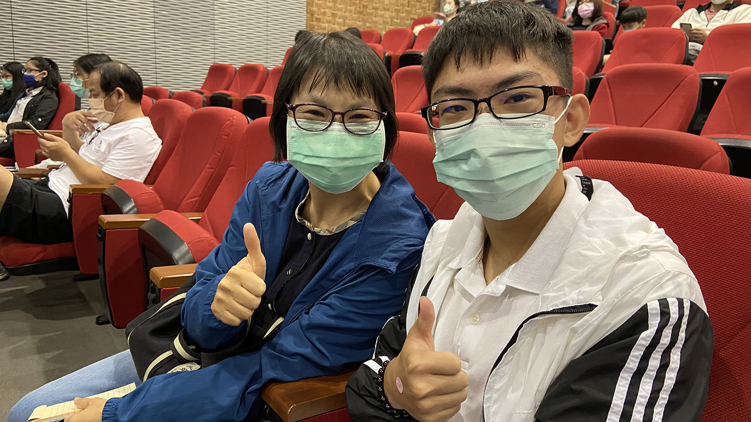 興大附中的許同學與媽媽一起來亞大參訪,他想念醫健學院物治、職治或聽語系