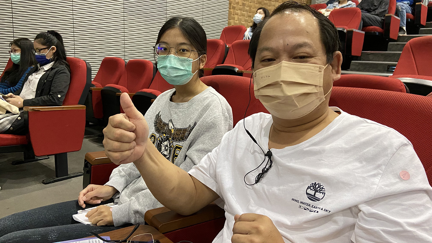 台中市蔡先生帶女兒參加,他說,他兒子就讀亞大室設系,肯定亞大辦學績優,女兒也想念亞大外文系