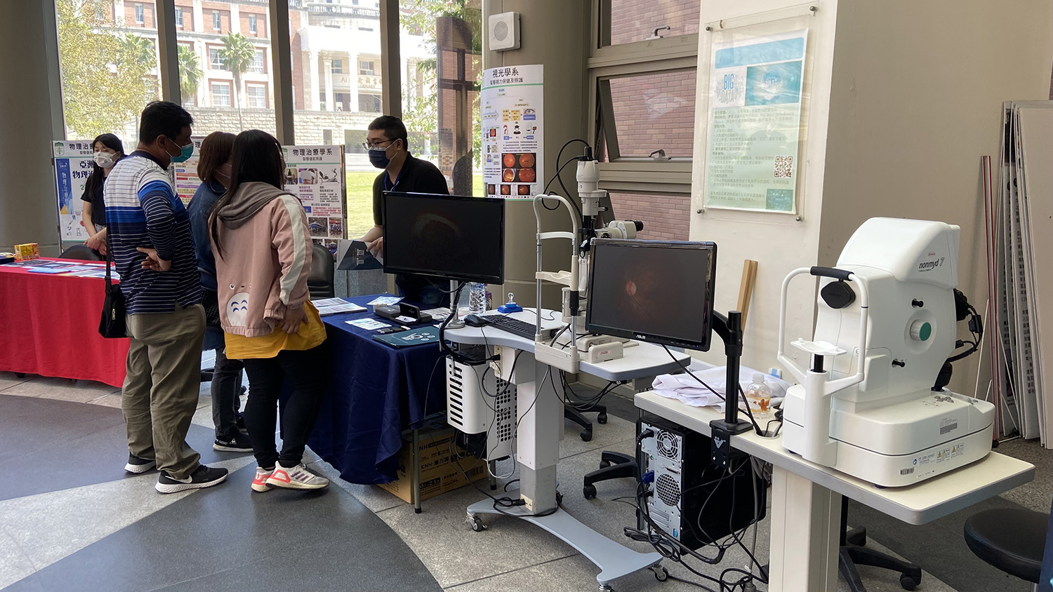 醫健學院視光系向參訪的學測同學,展出各種檢驗儀器