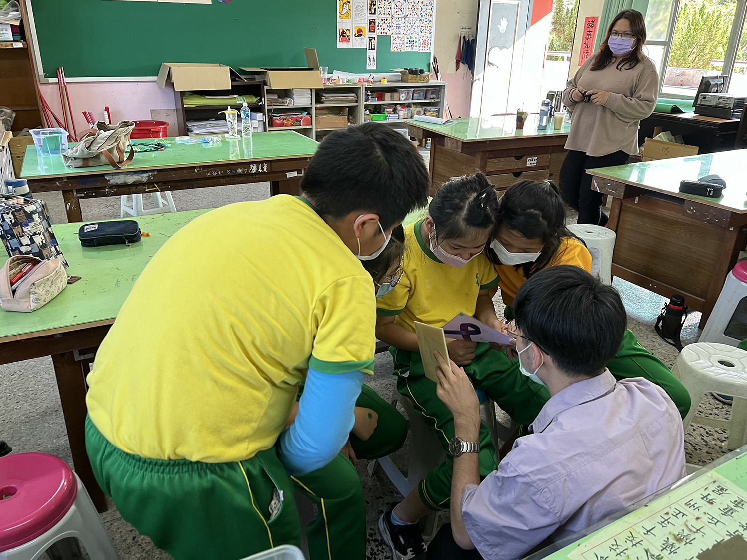 亞大社工系同學與霧峰區國小學生,討論題目的內容
