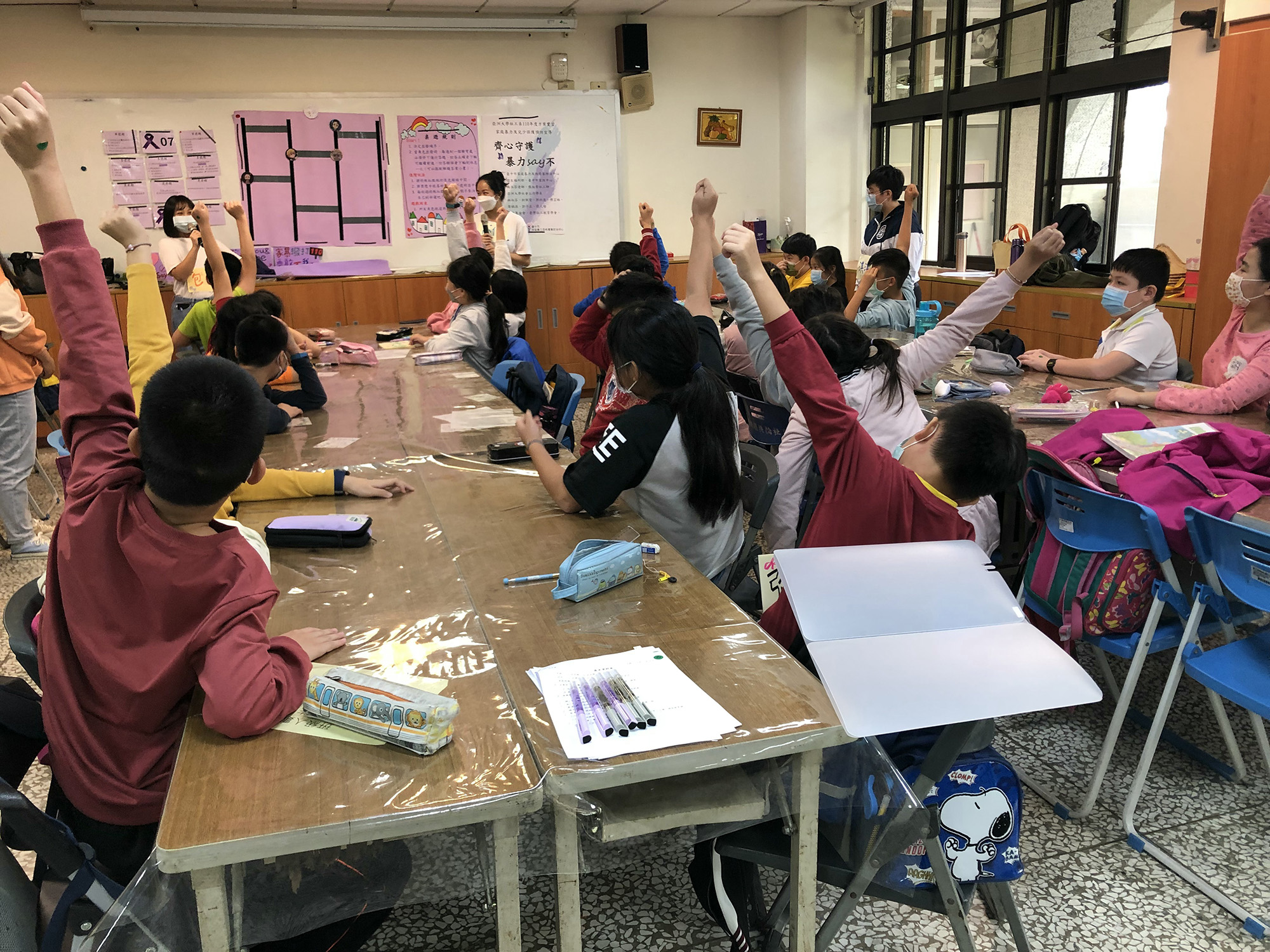 參加「齊心守護暴力say不」的霧峰區國小生,積極參與活動有獎徵答