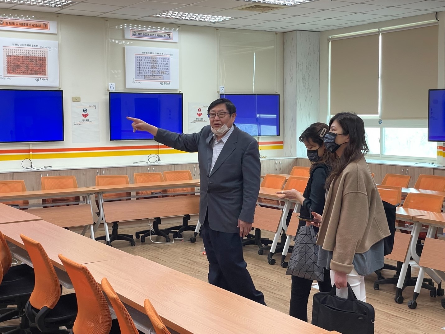 財金系講座教授陳安斌(左ㄧ),介紹亞大智慧金融中心的各種功能