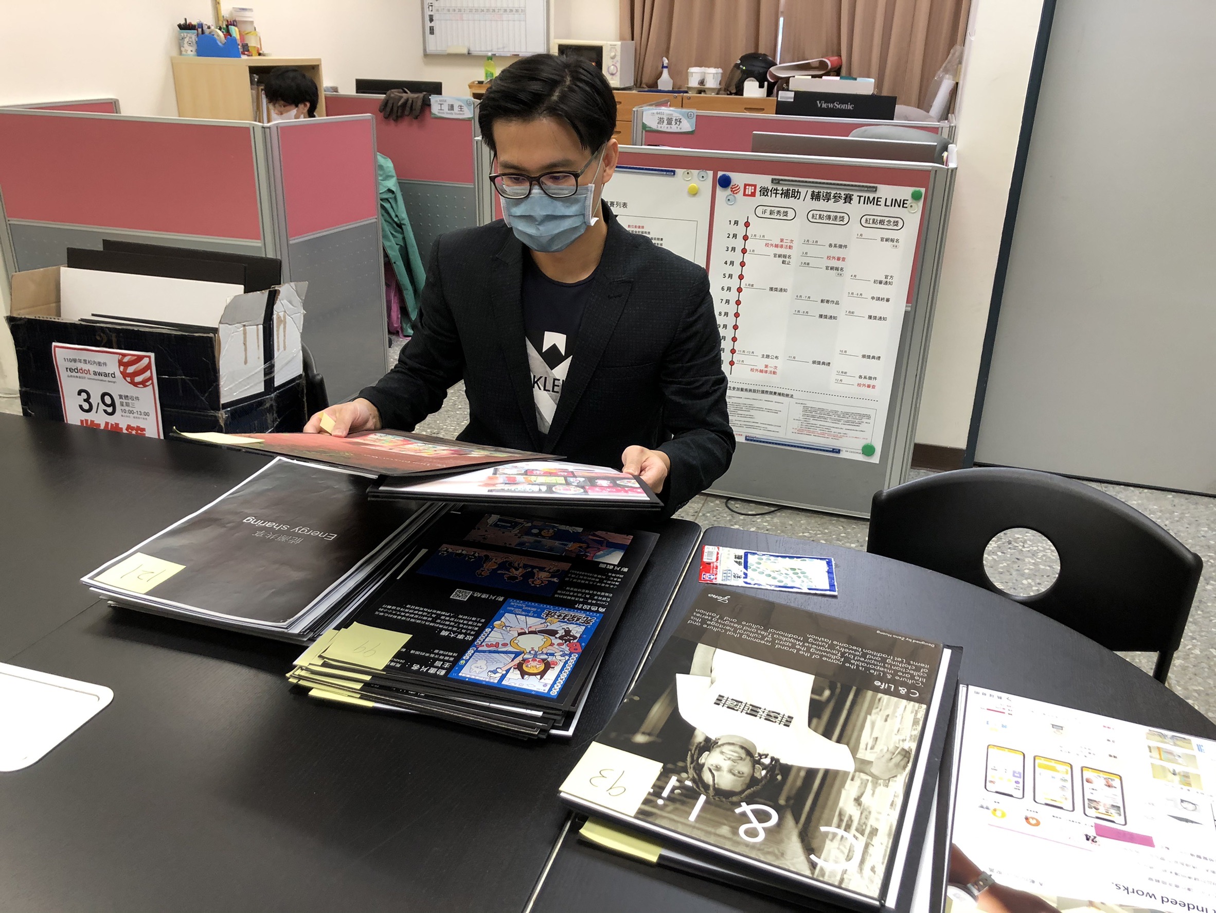 台科大建築系教授陳彥廷,仔細評審亞大同學作品