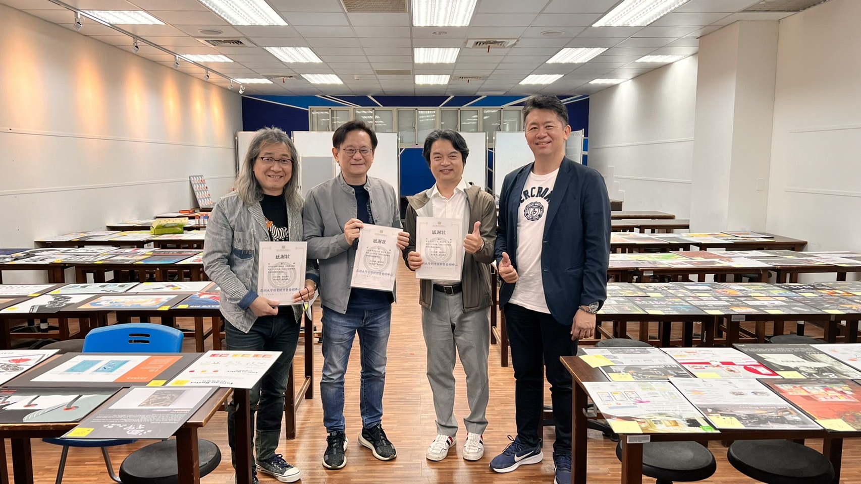 創意設計暨發明中心兼商設系主任林信宏(右一起),感謝臺中科大教授鄭建華、台南應用科大教授林宏澤、美可特執行總監王盈發三位評審
