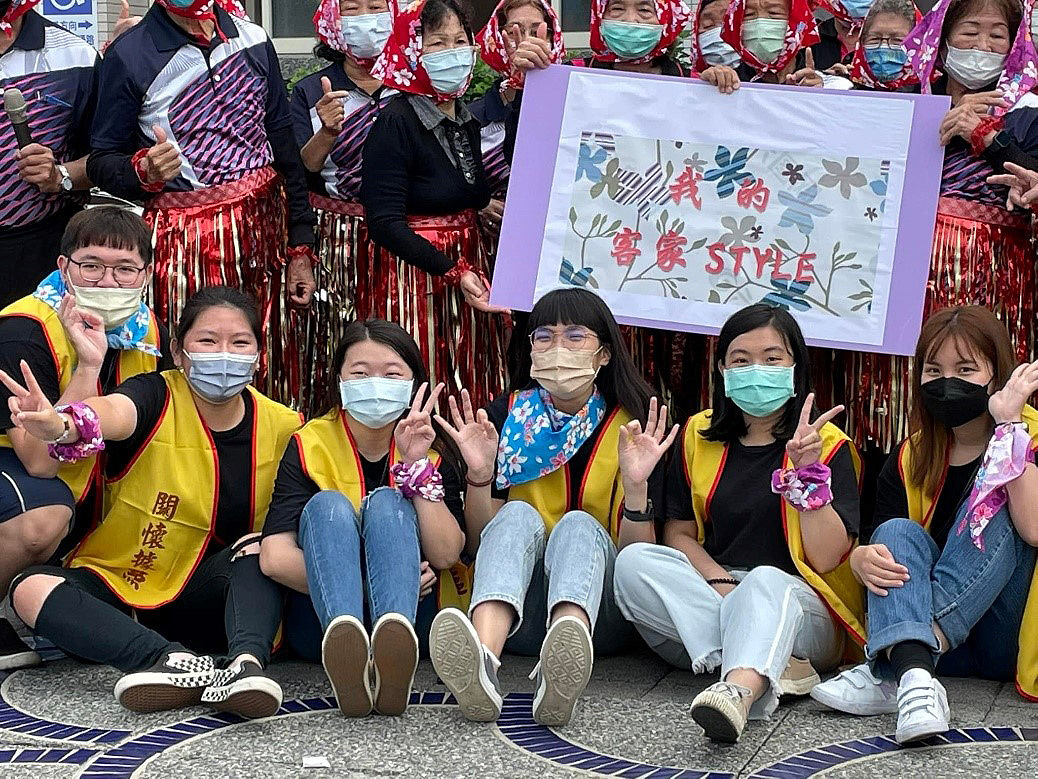 社工系方案實習小組之一在社區辦理踩街活動,進行家庭暴力預防宣導