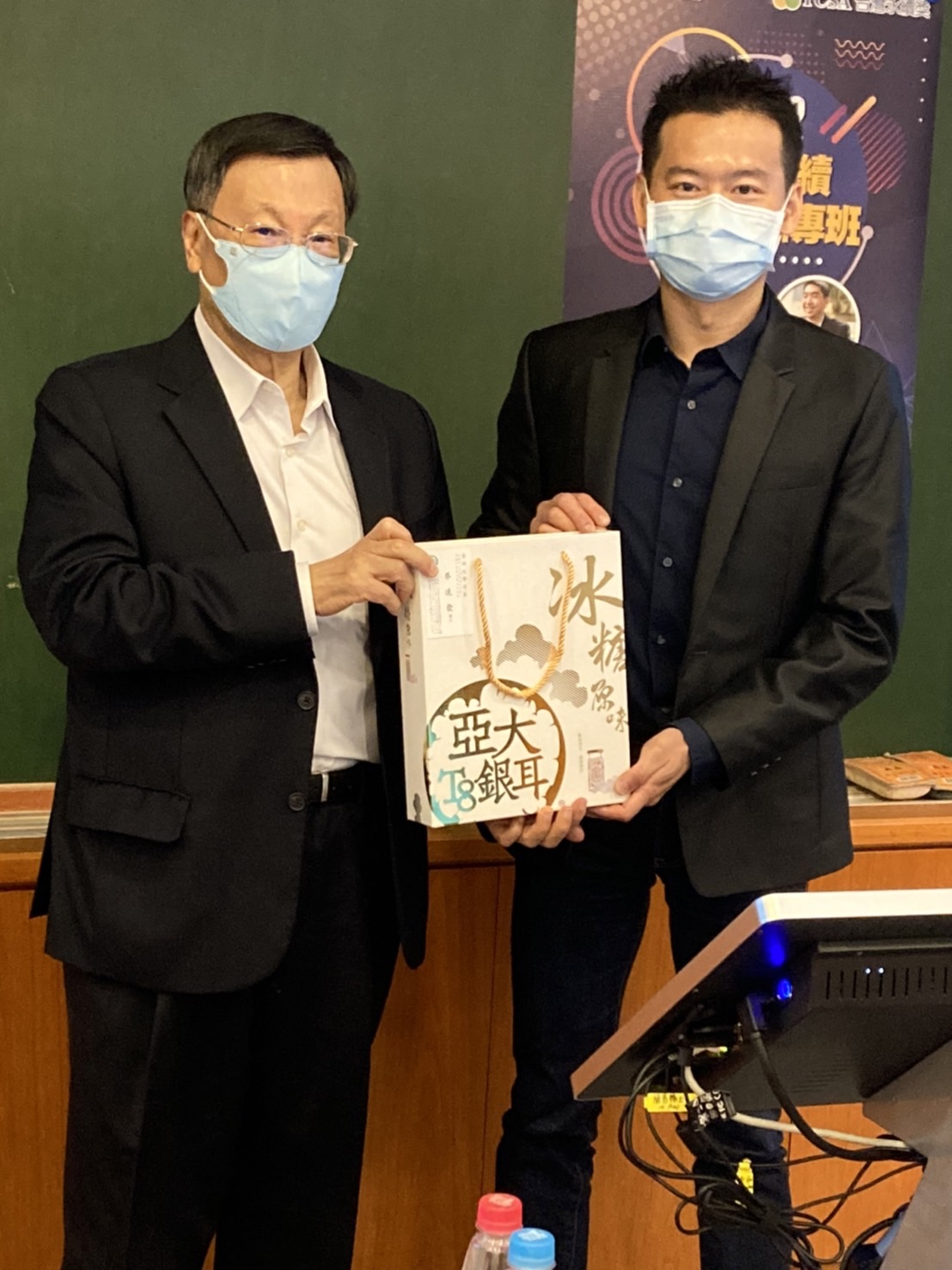 蔡進發校長(左),感謝台北大學企業永續發展研究中心顧問陳耀德老師