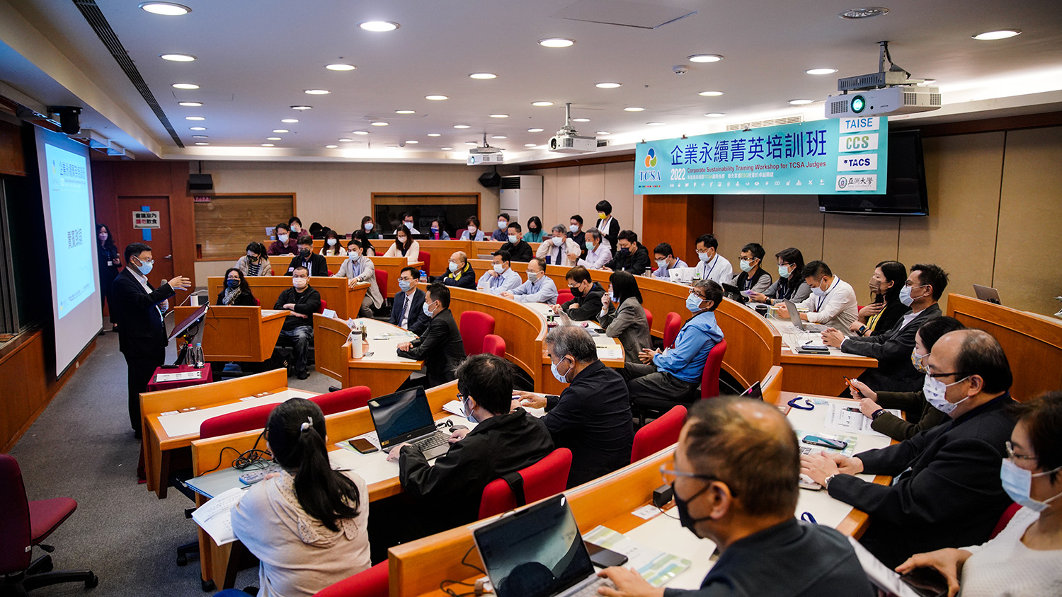 亞大校長蔡進發(左,站立者)表示,亞大創校21年來一直關注環保議題,面對地球暖化將開設「淨零排放」課程