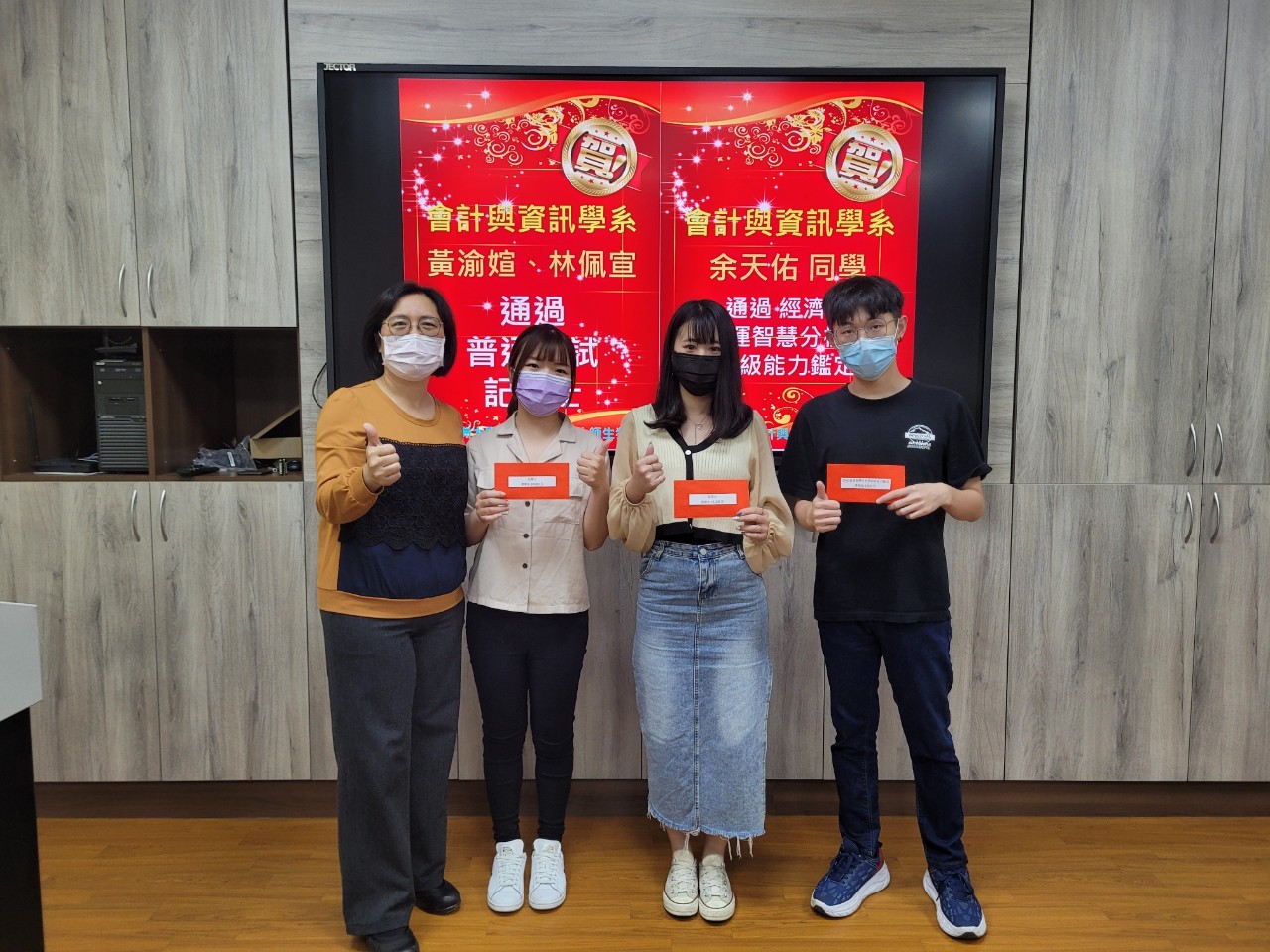 會資系老師陳瓊燕(左起)頒給通過普考記帳士同學黃渝媗、林佩宣,及獲得經濟部IPAS證照的余天佑同學,各1萬元獎學金