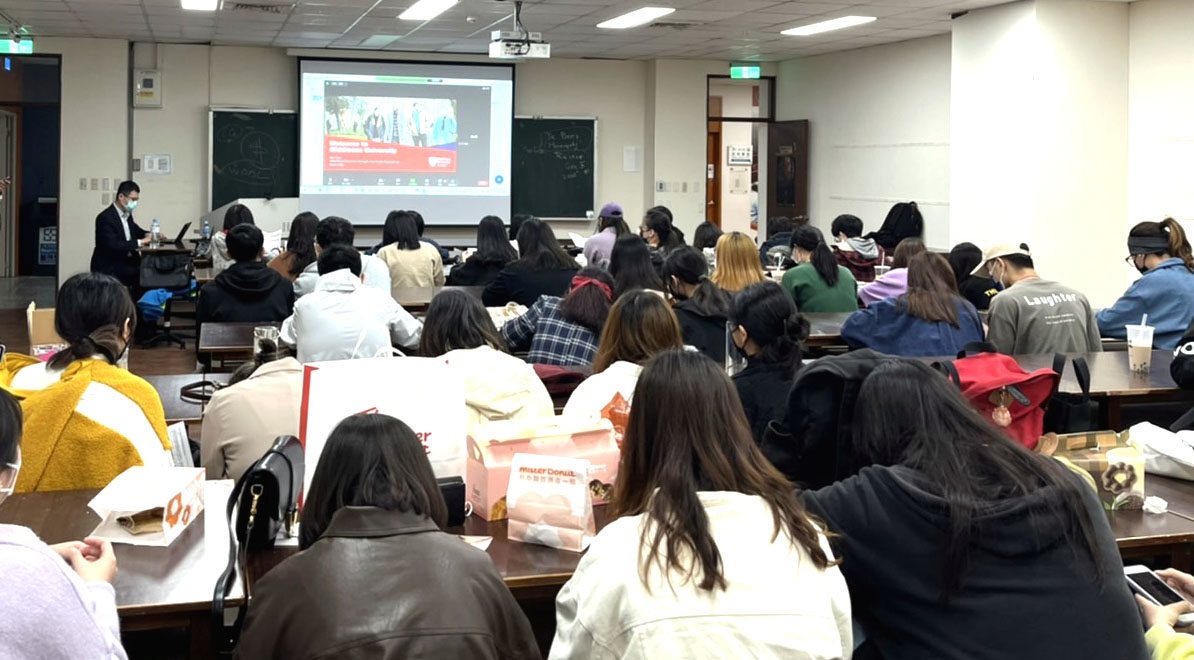 亞大商設系同學聆聽英國密德薩斯大學亞太區國際教育部經理袁瑛琦 (Kay Yuen),於香港透過線上介紹3+1雙聯學士學位、五年貫4+1雙聯碩士學位等修業規劃