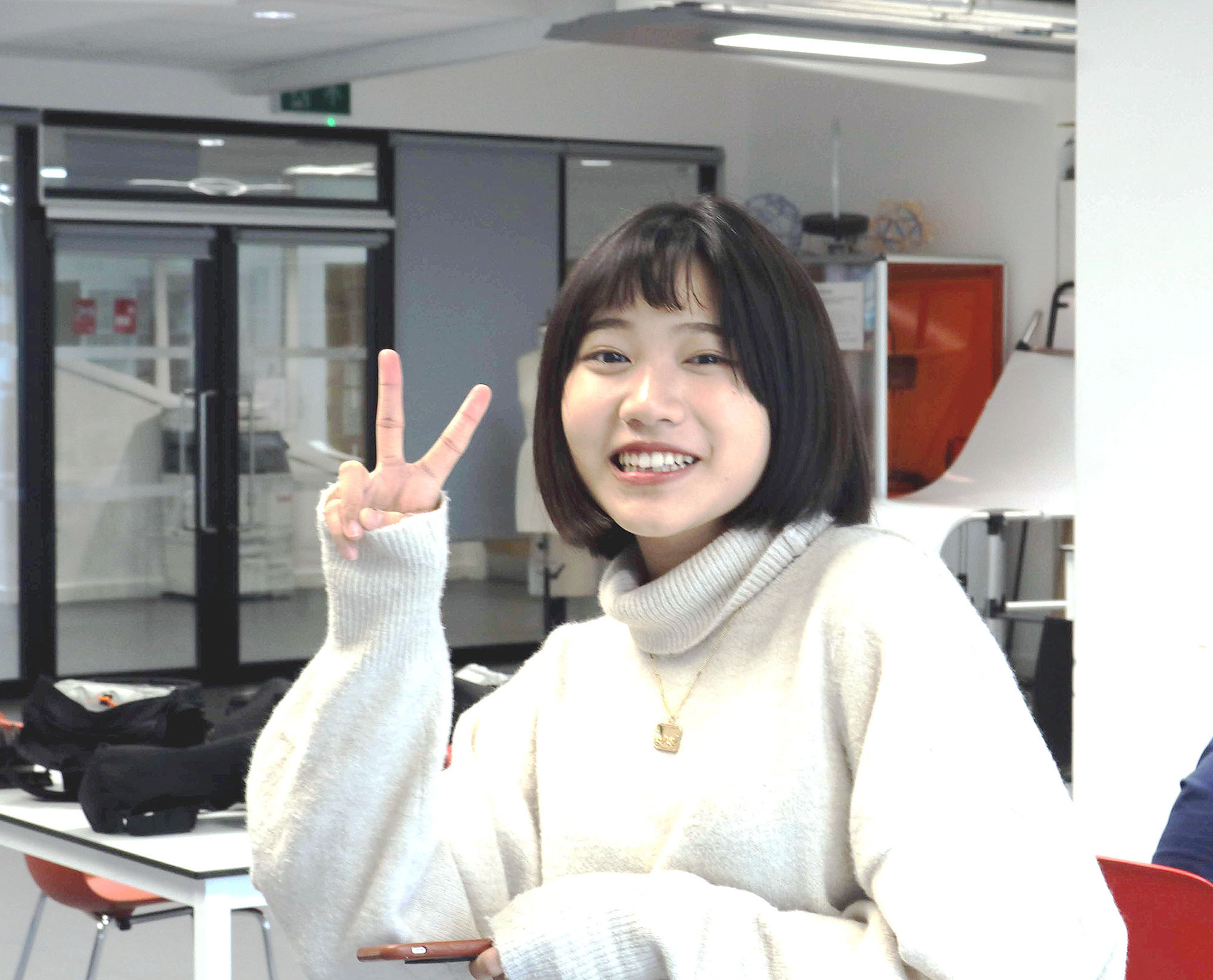 亞大商設系陶紫同學,2020年攝於英國密德薩斯大學