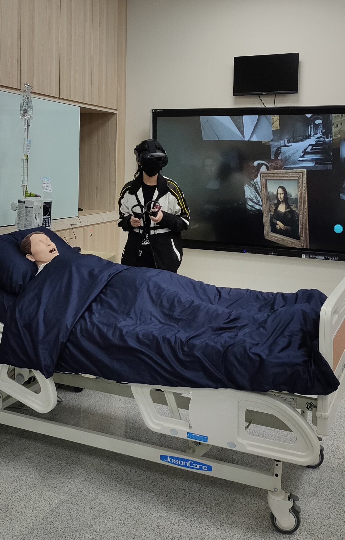 豐原高中學生戴上HTC VIVE頭戴式顯示器,進入法國羅浮宮元宇宙,體驗虛擬實境藝術賞析之旅,近距離感受高齡失智長者藝術治療之美