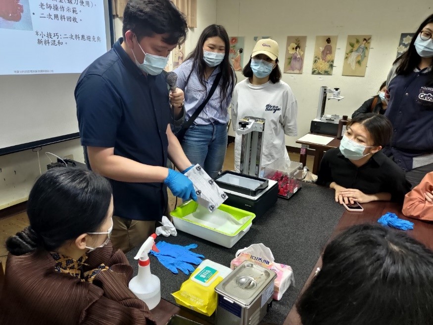 喜日設計負責人蘇建全,解說3D列印機器使用方式