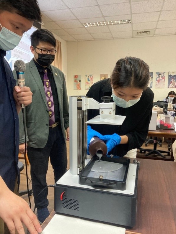時尚系學生在業師蘇建全(左1)、張超閔(左2)指導下,操作3D列印機