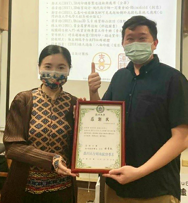 時尚系主任林青玫(右),感謝喜日設計負責人蘇建全