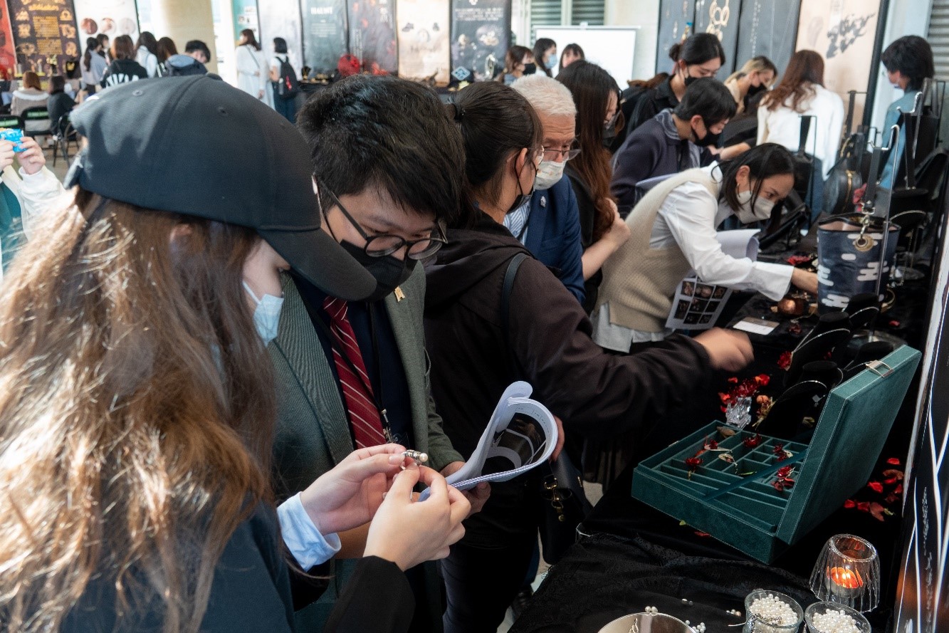 校外評審「時來運轉珠寶店」負責人張超閔(左二)、「至誼實業公司」董事長薛秋雄(左四),聽取時尚精品組學生創作歷程,給予指導