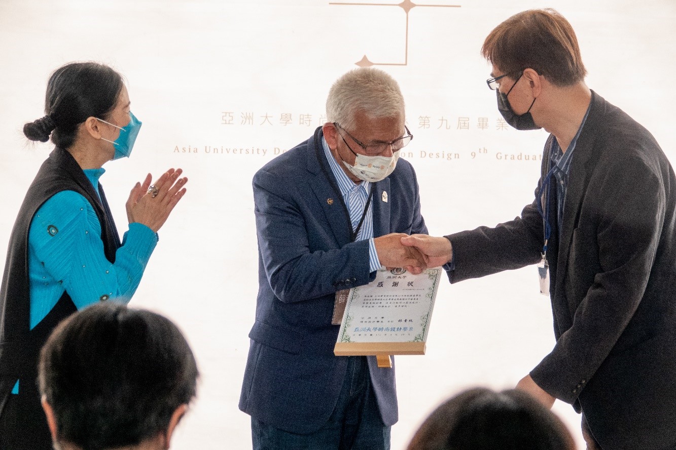 亞大副校長鄧成連(右)、時尚系主任林青玫(左),感謝評審「至誼實業公司」董事長薛秋雄