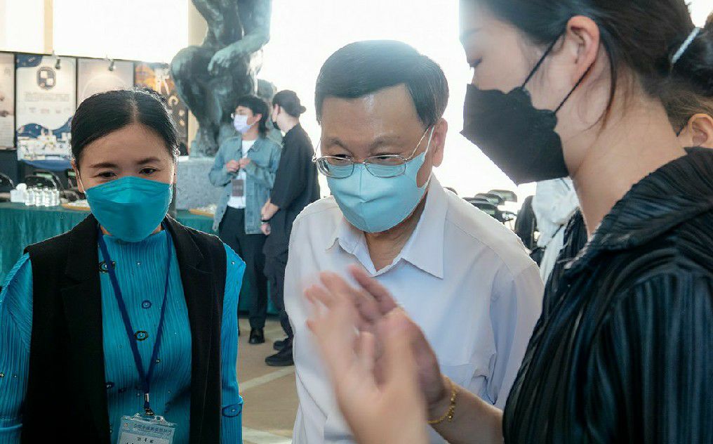 亞大校長蔡進發(中)與時尚系主任林青玫(左),聽取精品組大四同學解說作品理念與創作技法