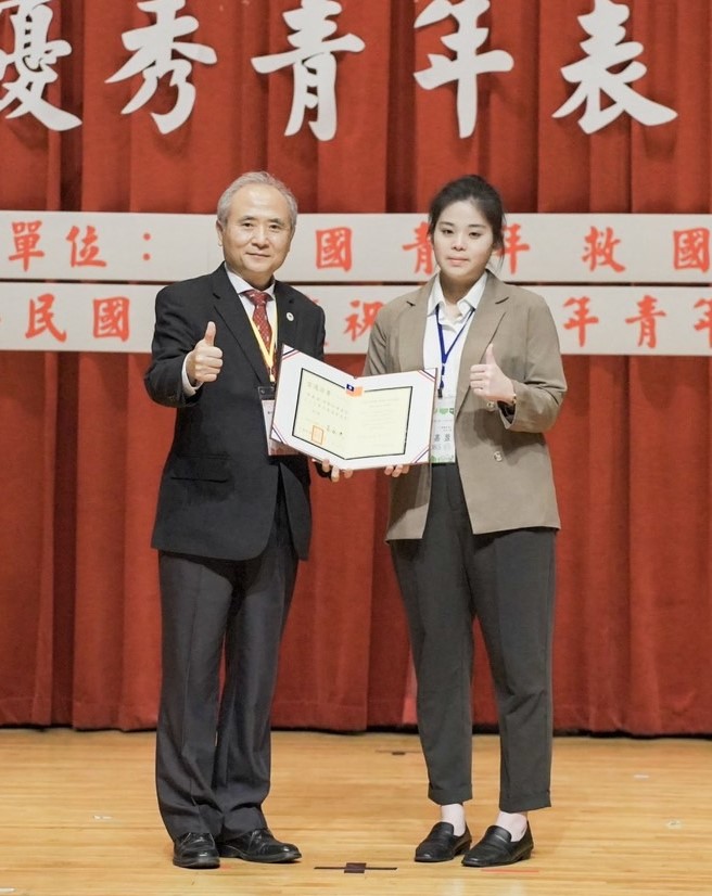 亞大聽語系關嘉萾同學(右)榮獲111年優秀青年,由致理科技大學前校長尚世昌講座教授代表頒獎
