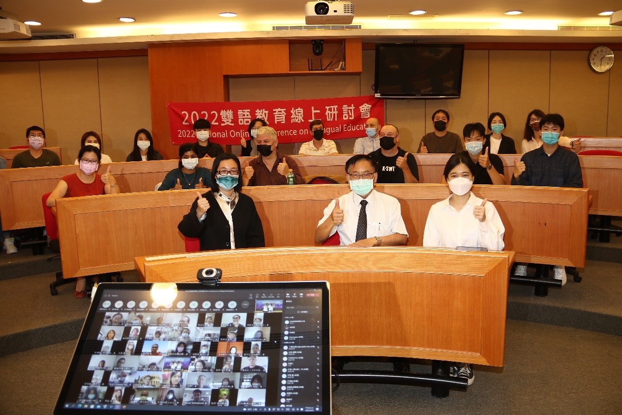 亞大國際學院院長陳英輝(前排中),與參加雙語教育實體暨線上研討會的師生合影