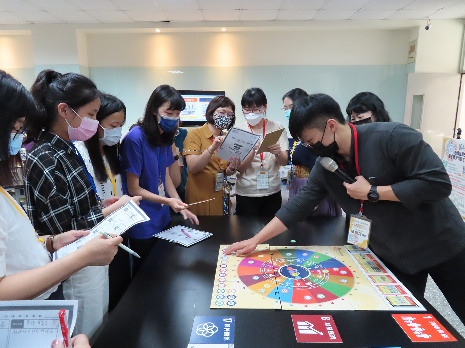 好氏社會企業共同創辦人陳建哲(右),帶領各組師生進行SDGs桌遊「我們的福爾摩沙」體驗學習