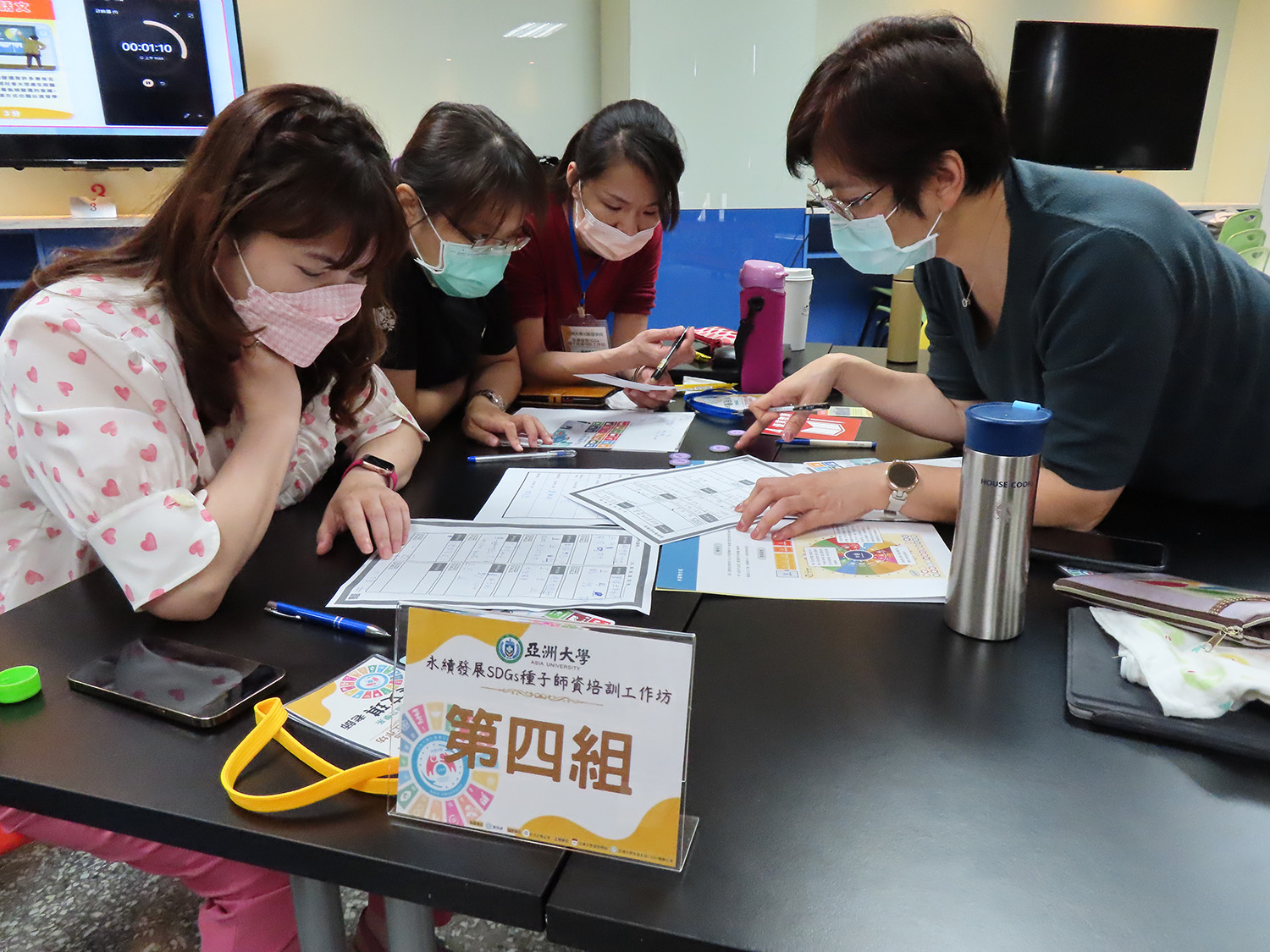 分組師生觀測社會事件卡議題陳述及影片後,共同討論對應的SDGs指標