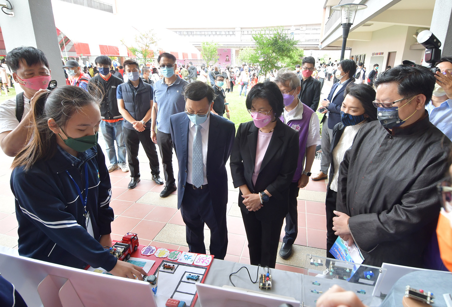 亞大校長蔡進發(左二)、彰化縣長王惠美(左三)、財團法人廣達文教基金會執行長徐繪珈(左四)、廣達電腦技術長張嘉淵(左五),參觀學生自製的倒車雷達警告系統