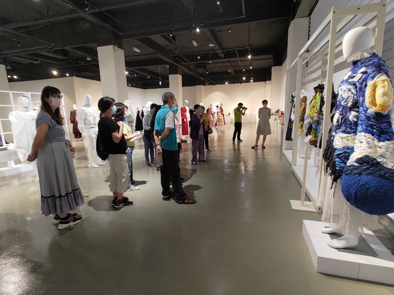 亞大時尚系師生聯展,在台中市纖維工藝博物館展出,吸引許多民眾觀展