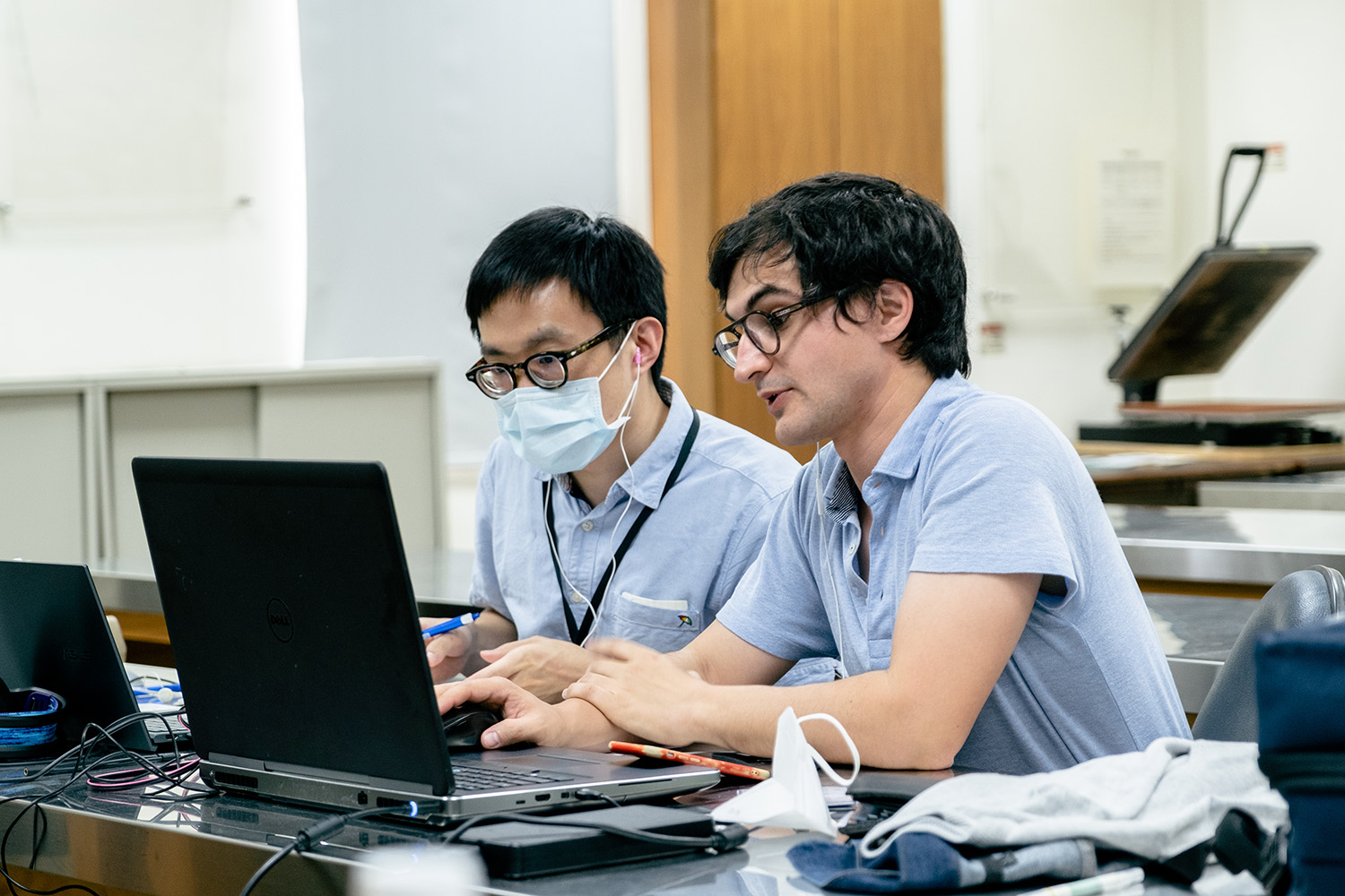 義大利設計大師亞歷馬諦 Alessandro Martinelli講師(右),向線上參與的同學討論創意構思