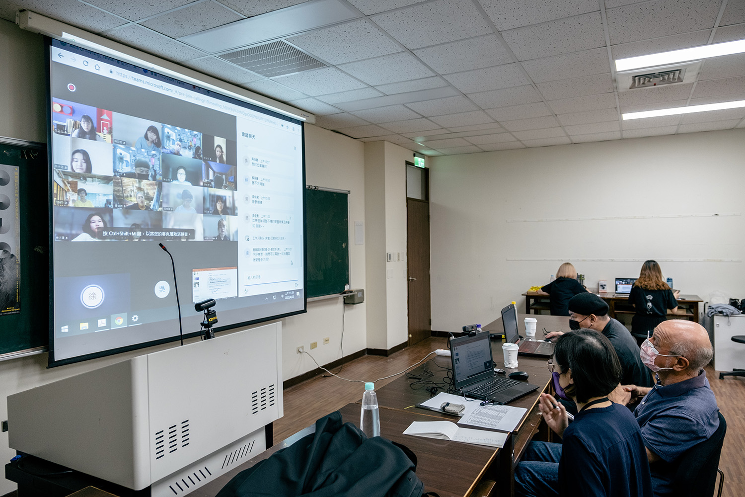 德國設計大師Johann Geiger講師(左二),與線上學員討論創作方向