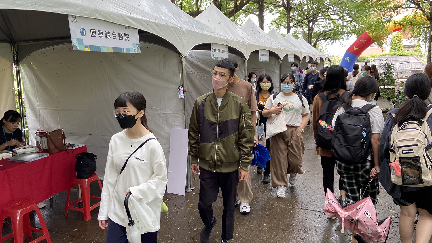 亞大校園徵才博覽會,吸引近20家醫院、醫療院所機構及藥廠來校求才