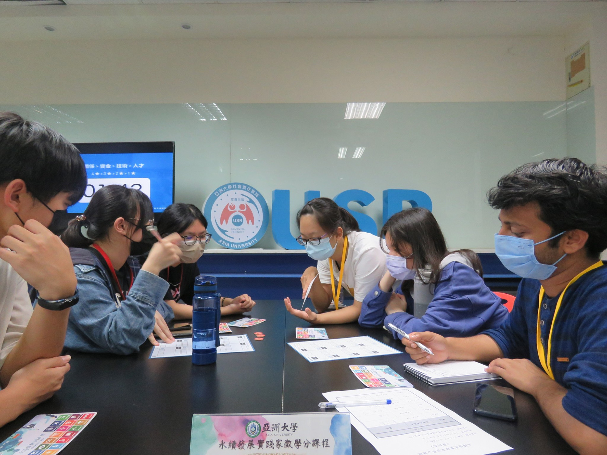 修課學生們藉由小組討論,找出社會事件卡背後相關的SDGs,運用資源投資並解決問題